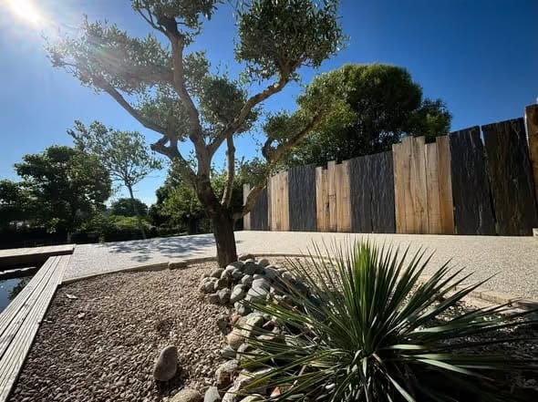 Création de massifs autour d'une terrasse en Dordogne