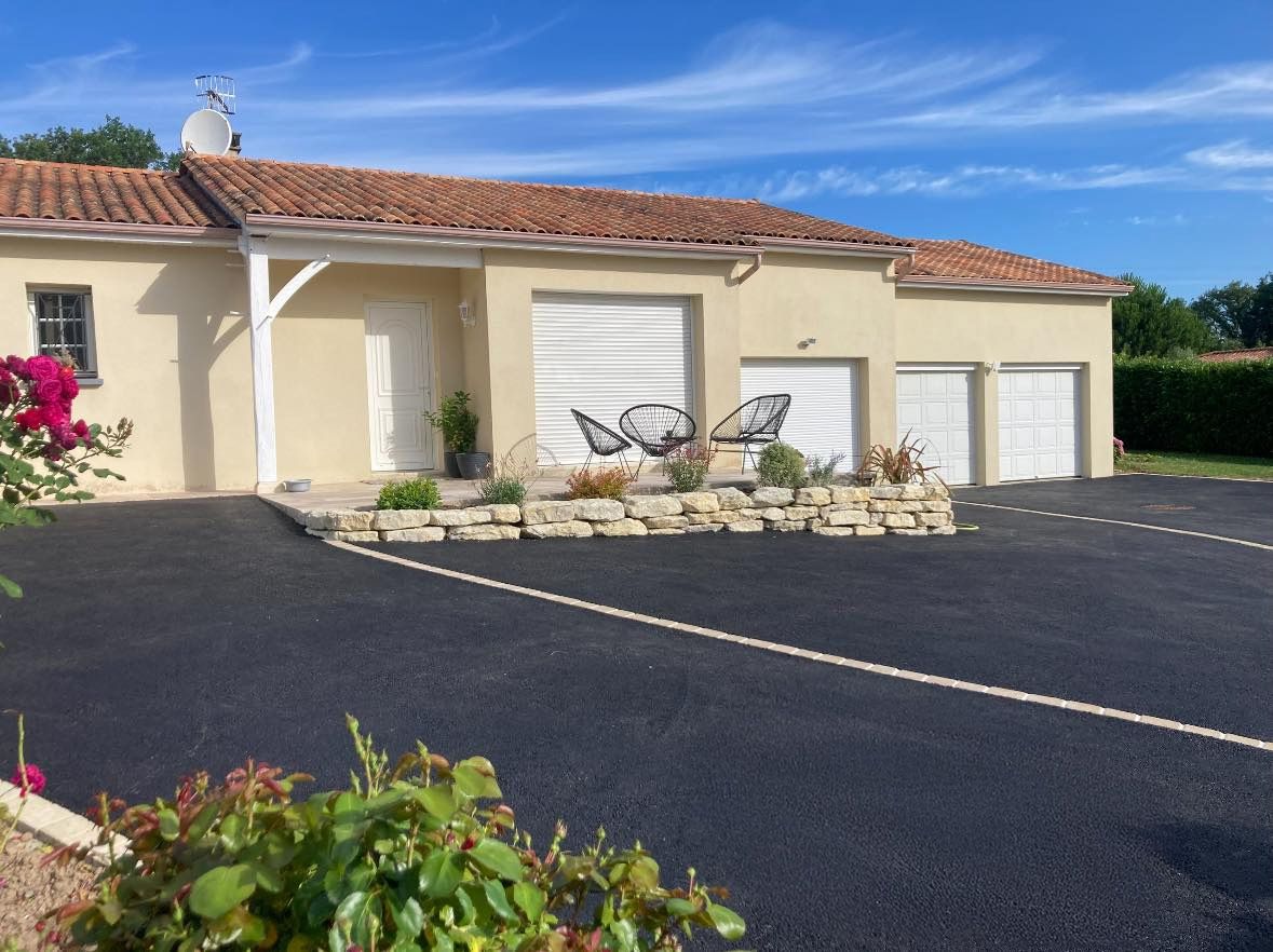 Goudronnage d'une allée à Tocane-Saint-Apre