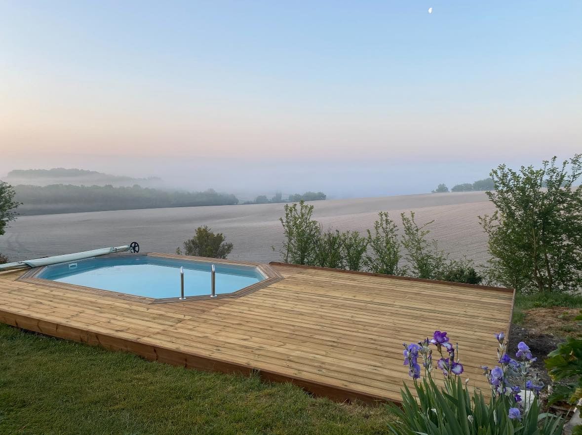 Création d'une terrasse en bois autour d'une piscine en Dordogne (24).