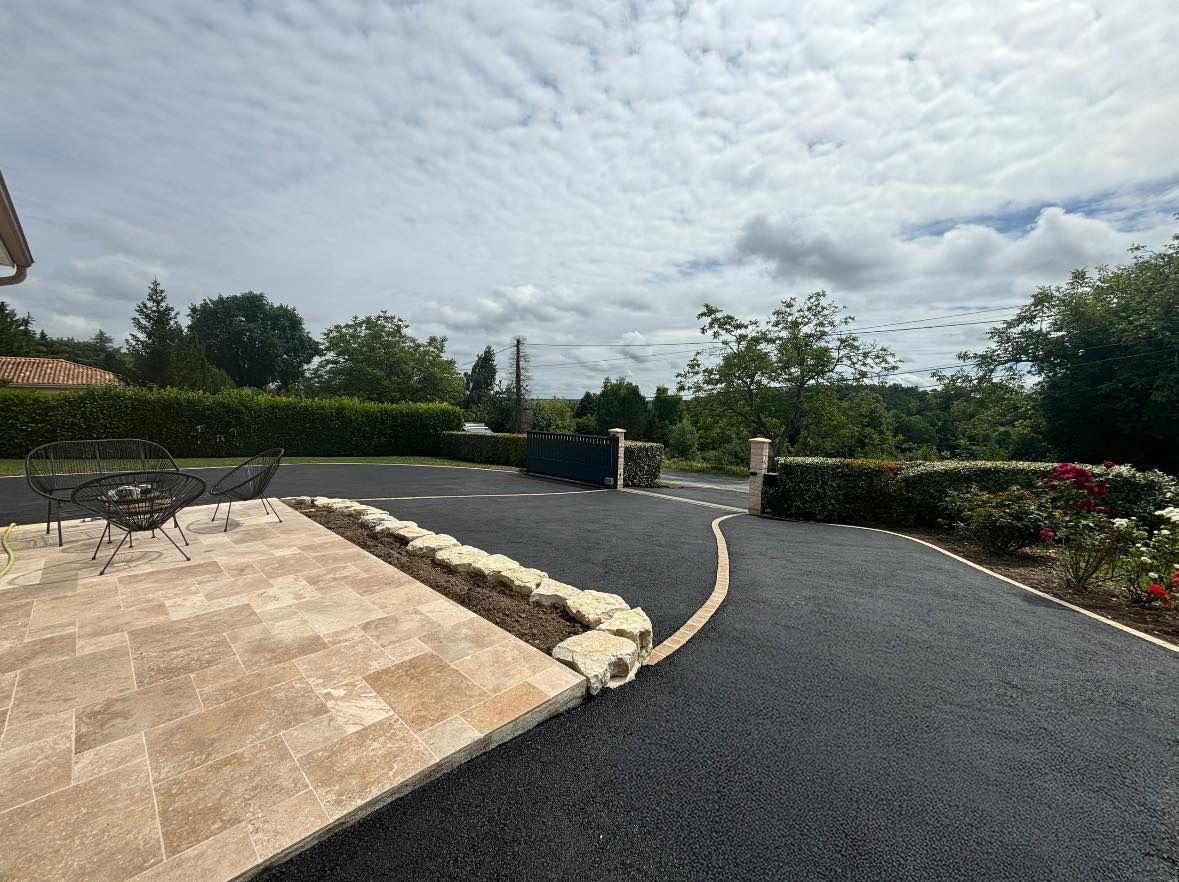 Création d'un enrobé et de massifs fleuris en Dordogne.