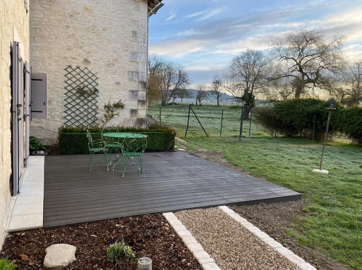 Création d'une terrasse en bois avec massif paysagé et allée en gravier à proximité de Tocane-Saint-Apre.