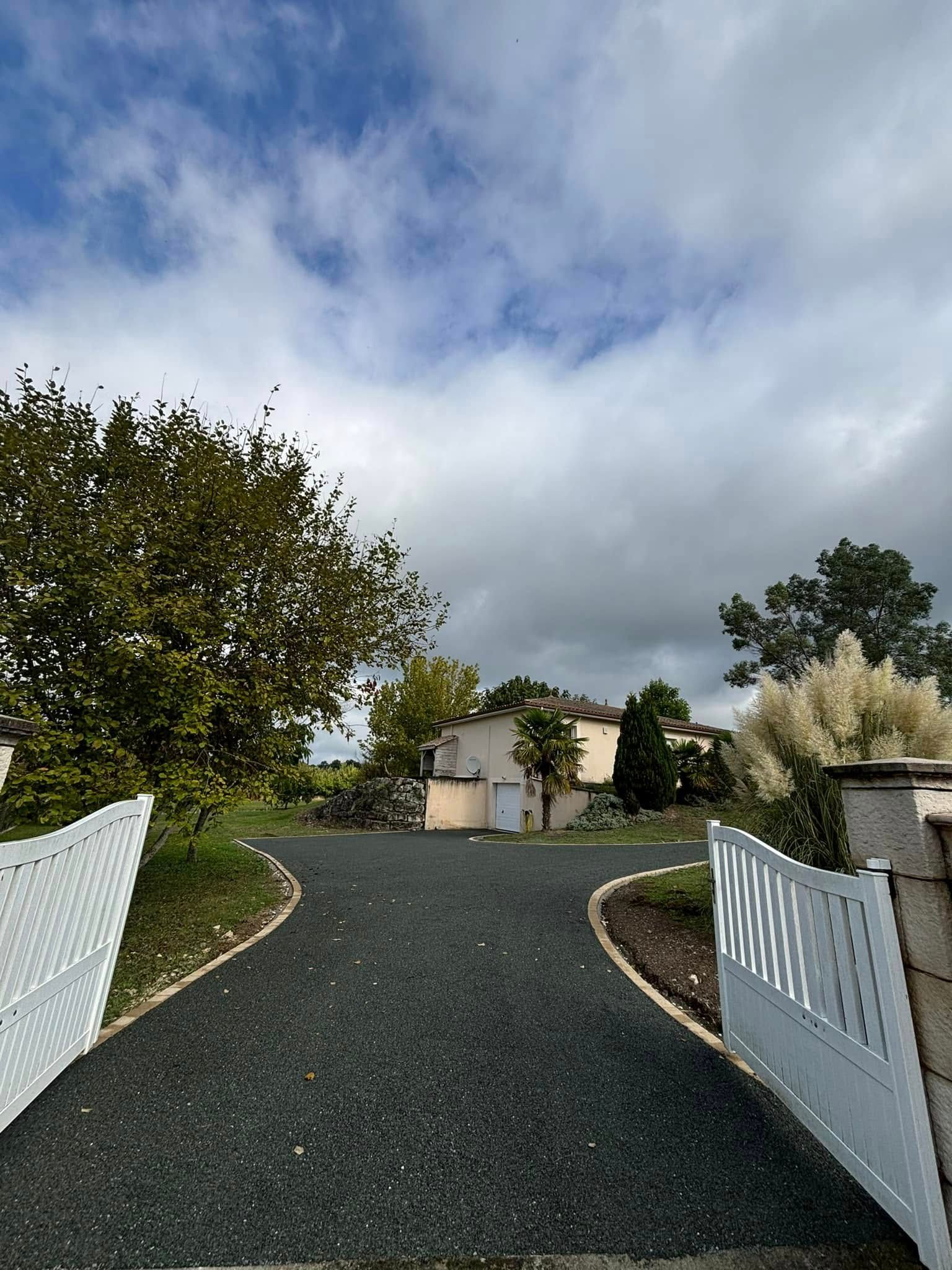 Création d'une cour goudronnée en Dordogne