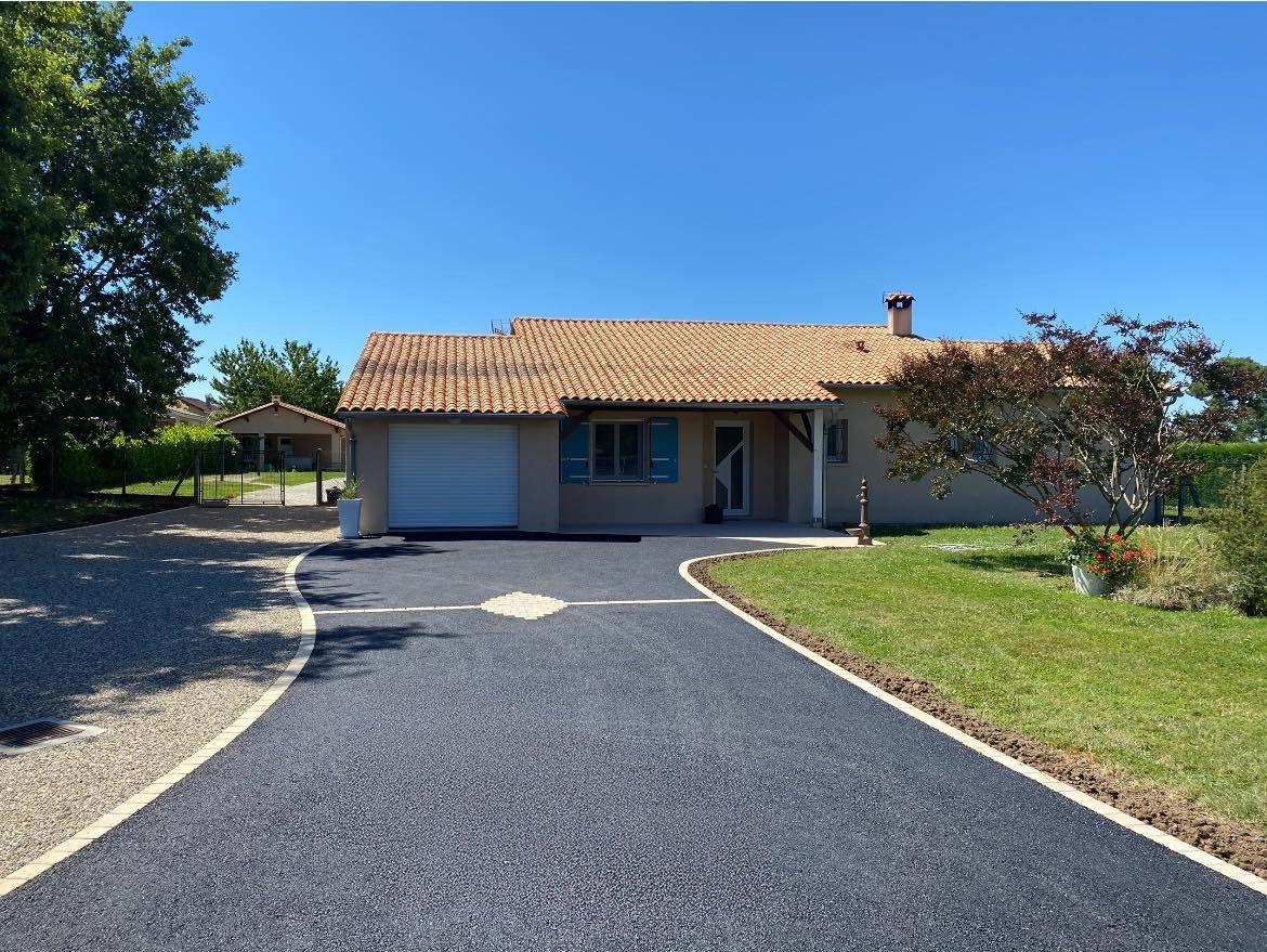 Création d'un enrobé en goudron à proximité de Tocane-Saint-Apre en Dordogne.