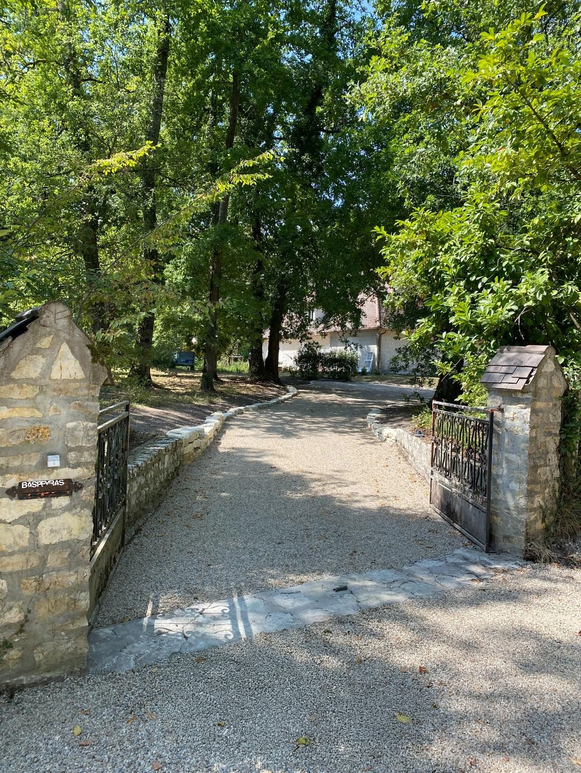 Création d'une cour et de murets pour une maison à proximité de Tocane-Saint-Apre.