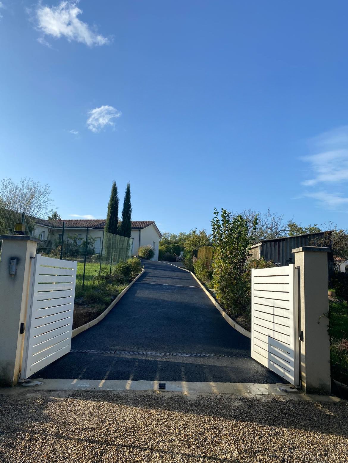 Création d'une allée goudronnée pour le chemin menant à une maison vers Tocane Saint Apre.
