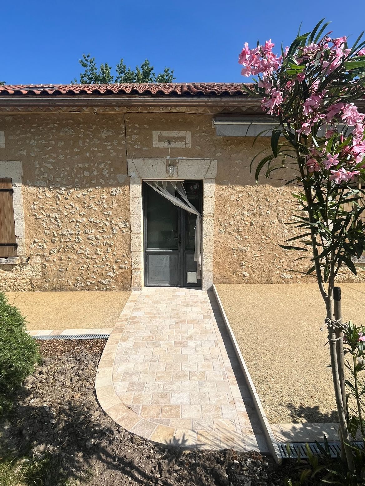 Création d'une terrasse et pose de carrelage autour d'une maison près de Tocane Saint Apre