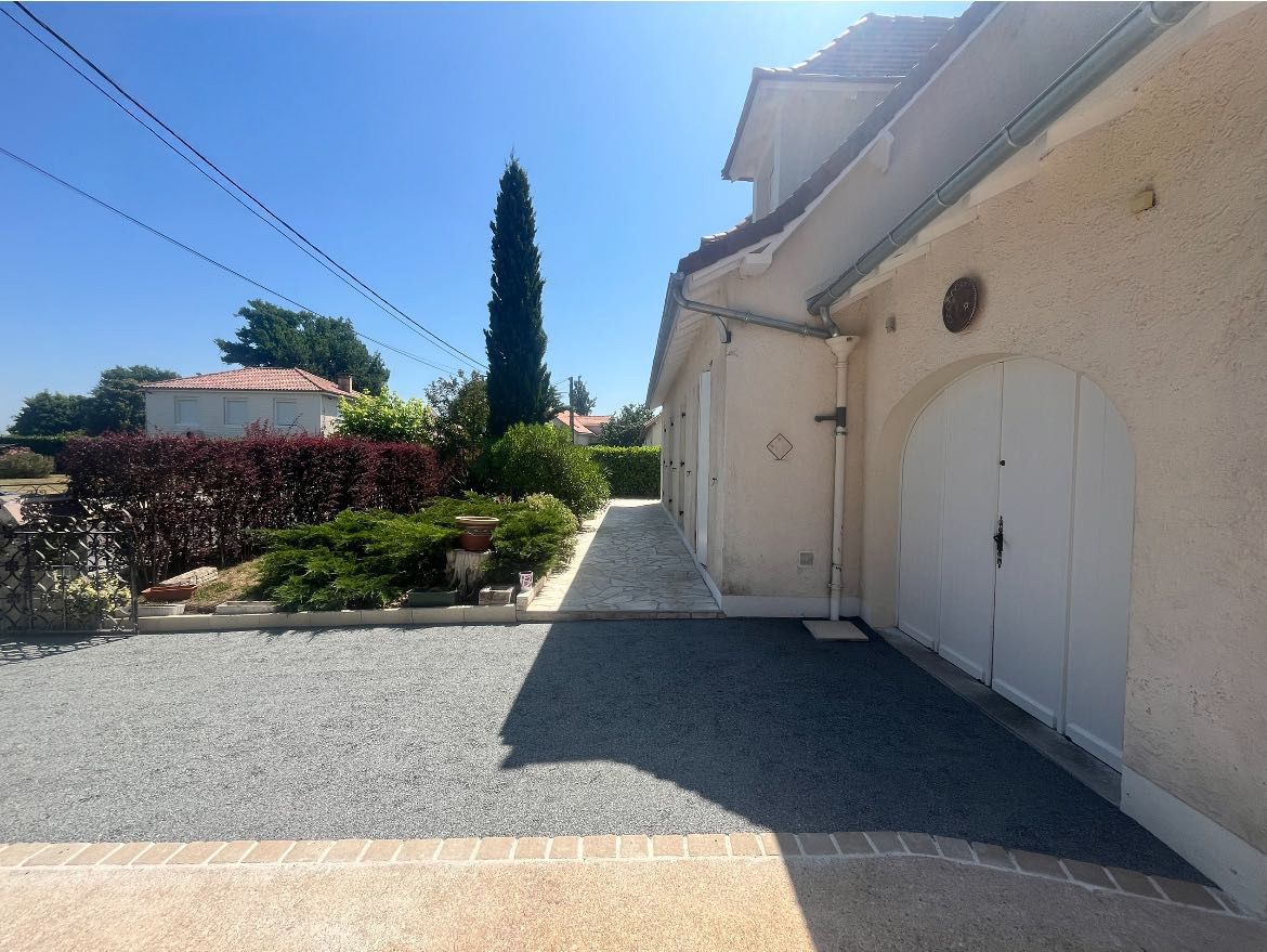 Création d'une allée goudronnée avec des pavés sur le côté près de Tocane Saint Apre