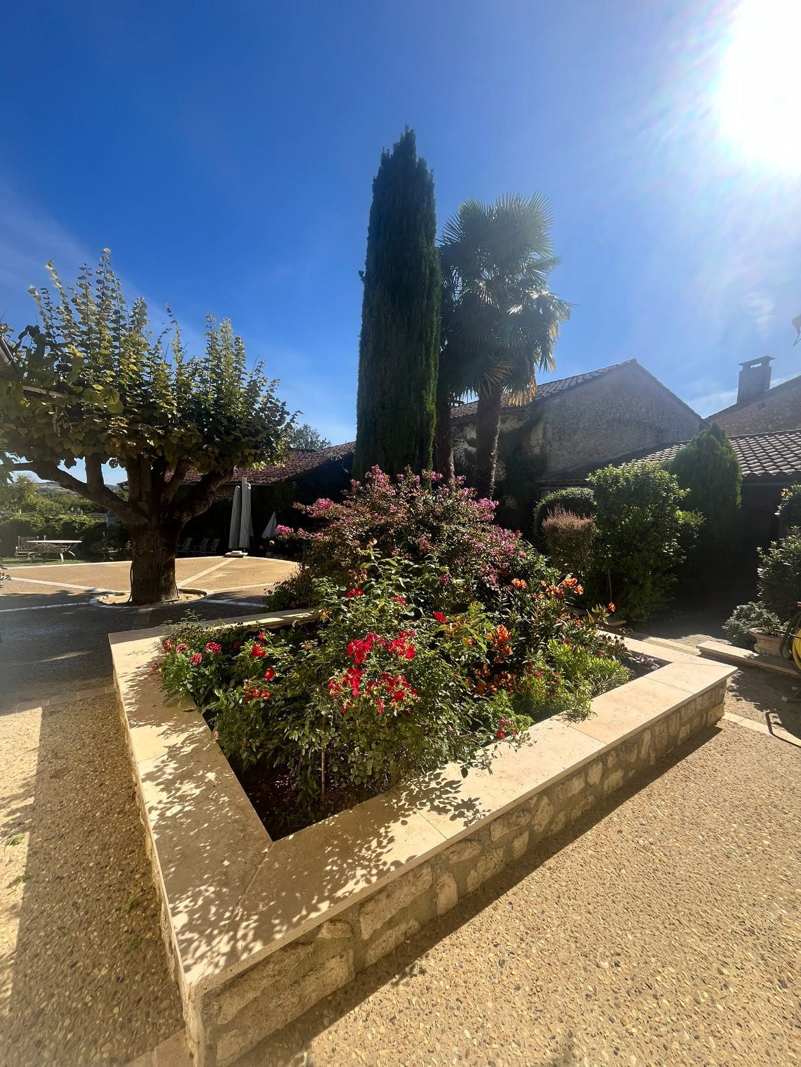 Création d'une terrasse et d'un massif de fleurs en Dordogne.