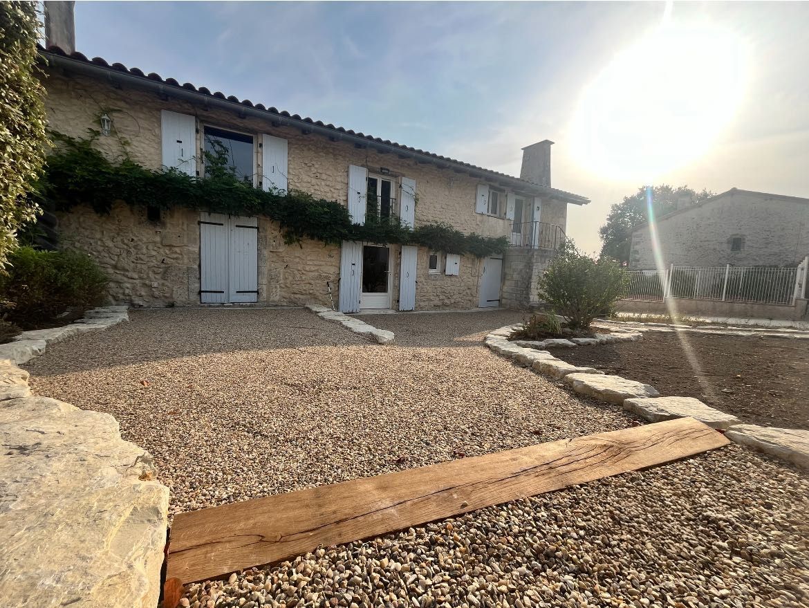Création d'une allée en gravier avec parking pour véhicule devant une maison près de Tocane-Saint-Apre.
