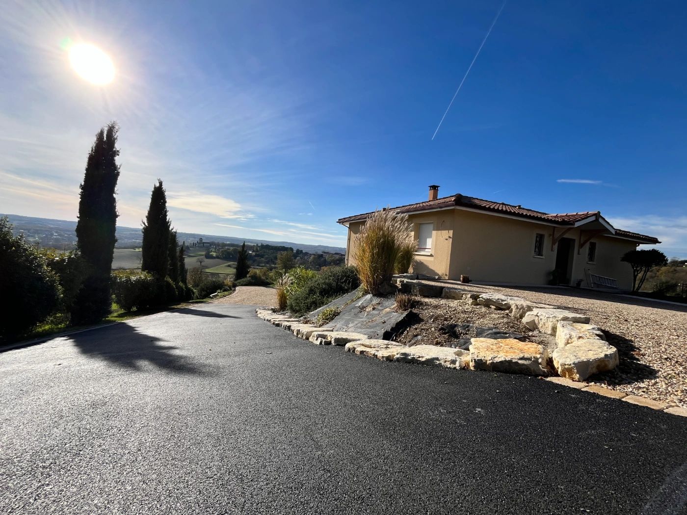 Création d'un enrobé goudronné à proximité de Tocane-Saint-Apre, avec une allée en gravier et des massifs