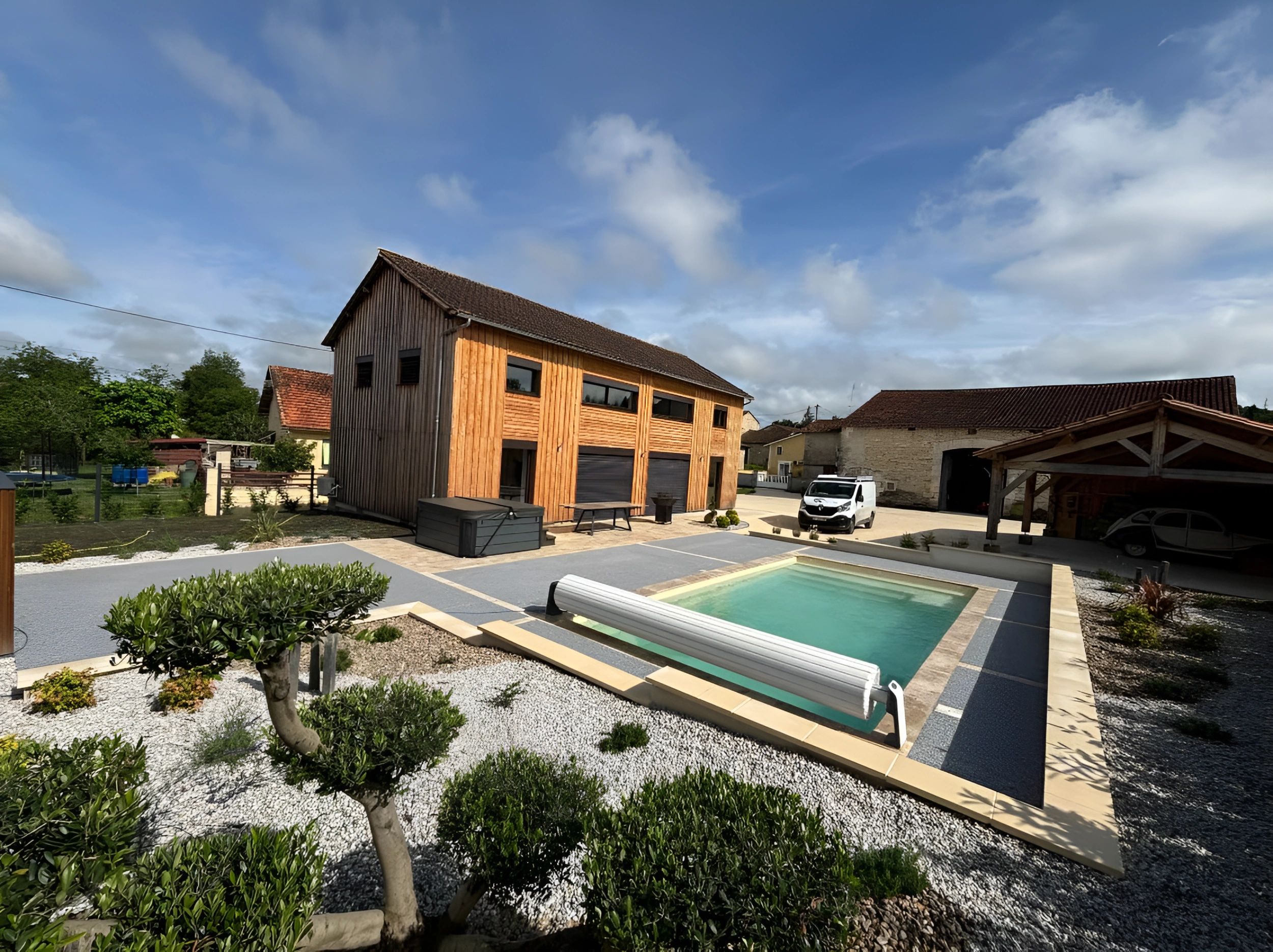 Création de massifs et d'allées autour d'une piscine en Dordogne.